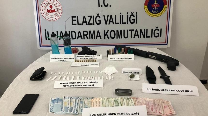 Elazığ&rsquo;da uyuşturucu taciri, silahlarla yakalandı