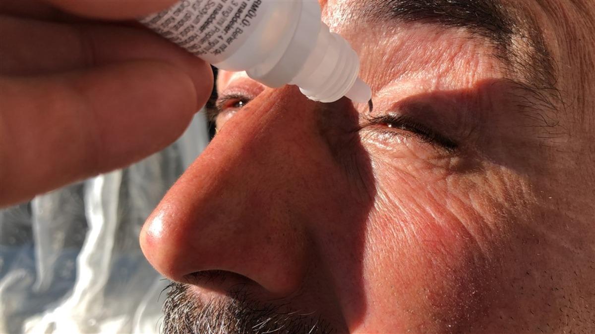 Kars'ta d&uuml;şen g&ouml;k taşını izlerken g&ouml;z&uuml;nden rahatsızlandı