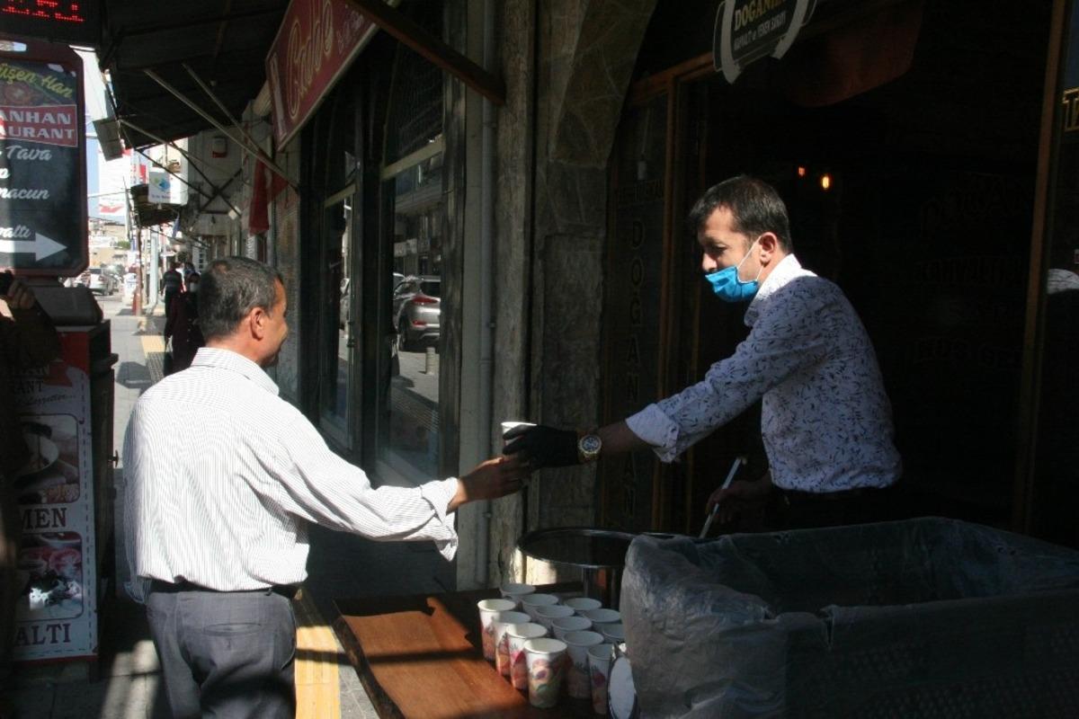 İş yerini a&ccedil;tı vatandaşa &ccedil;orba dağıttı