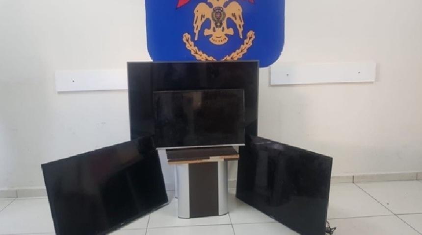 Polis &ccedil;alınan televizyonları sahiplerine teslim etti