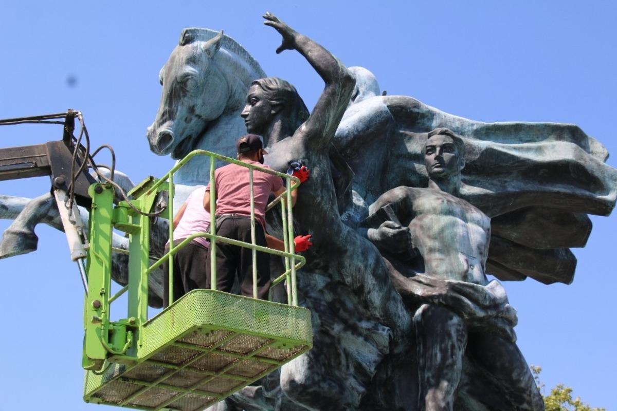 Oksitlenip rengi değişen Ulusal Y&uuml;kseliş Anıtı bakımda