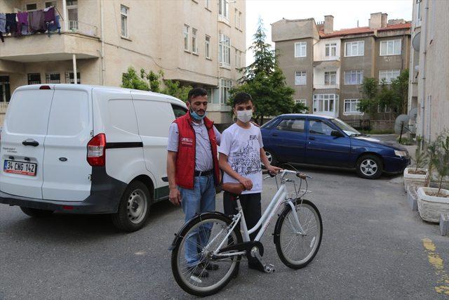 Niğde Belediye Başkanı hastaneden bayramını kutlayan çocuğa bisiklet hediye etti