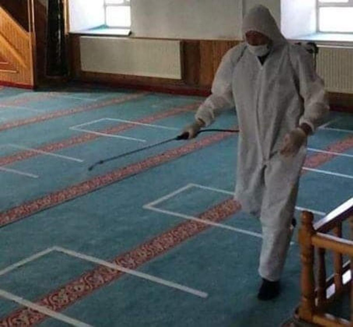 Dumlupunar&rsquo;da camilerde dezenfekte &ccedil;alışması