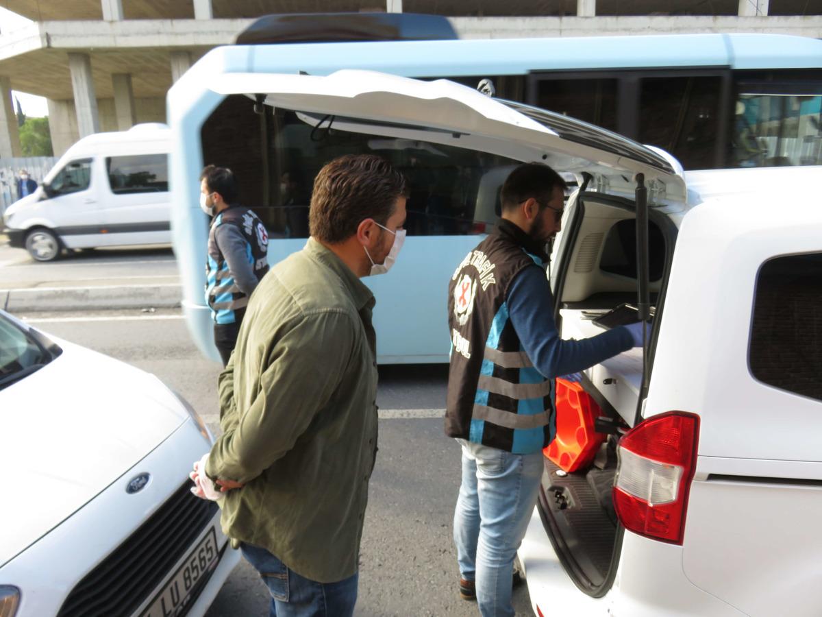 Kartal'da fazla yolcusu olan minib&uuml;s&uuml;n s&uuml;r&uuml;c&uuml;s&uuml;: Yolcular zorla biniyor