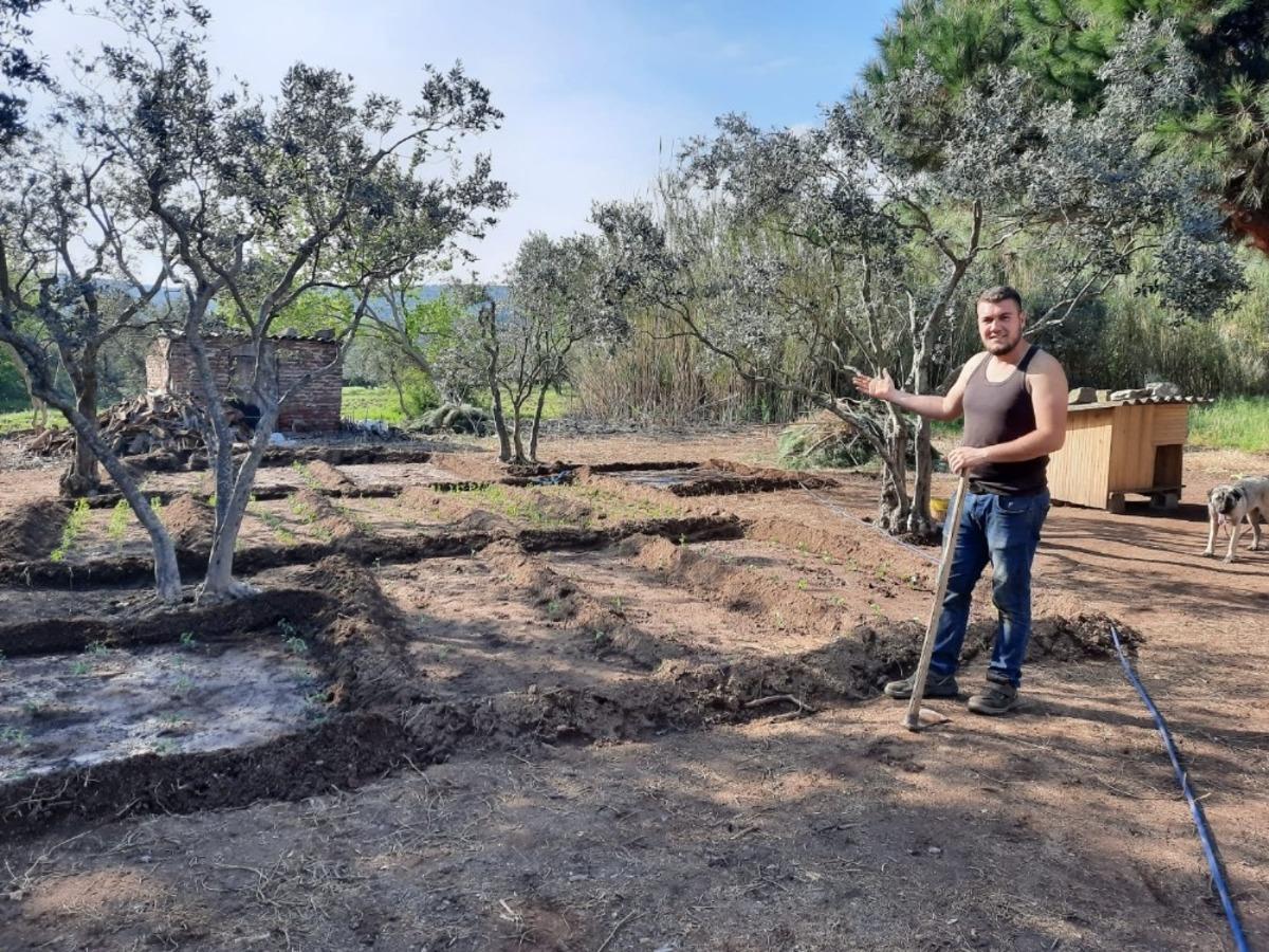 İşsiz kalınca evinin bah&ccedil;esinde tarıma başladı