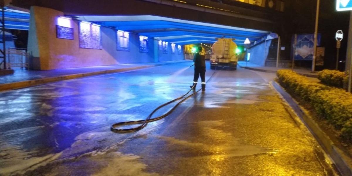 İzmit&rsquo;te dezenfekte &ccedil;alışmalarını s&uuml;r&uuml;yor