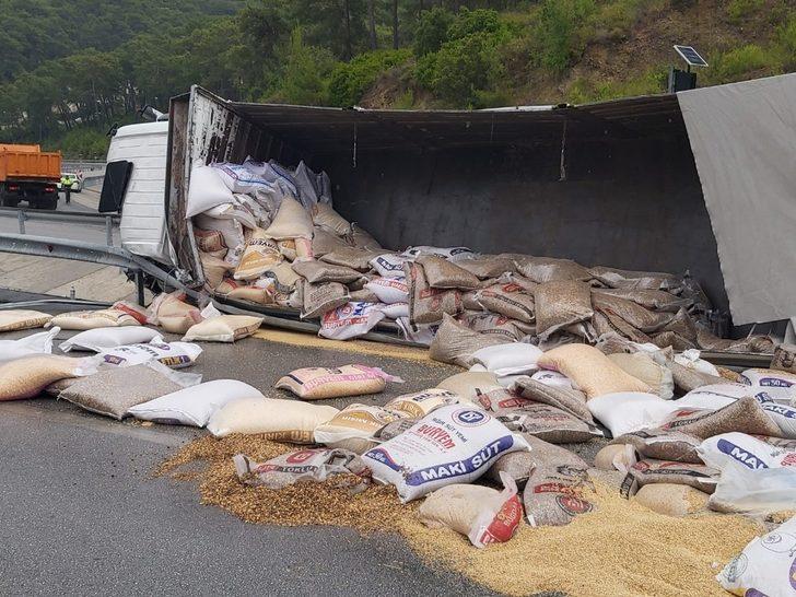 Buğday yüklü tır şarampole devrildi G2