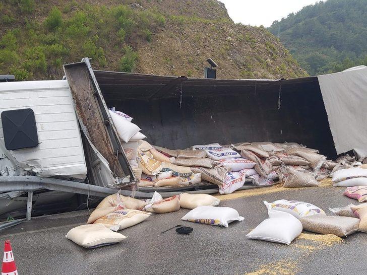 Buğday yüklü tır şarampole devrildi G3