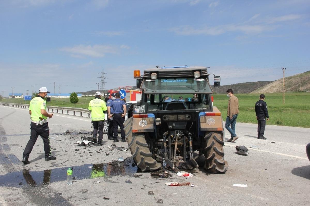 Otomobil ile trakt&ouml;r &ccedil;arpıştı: 5 yaralı