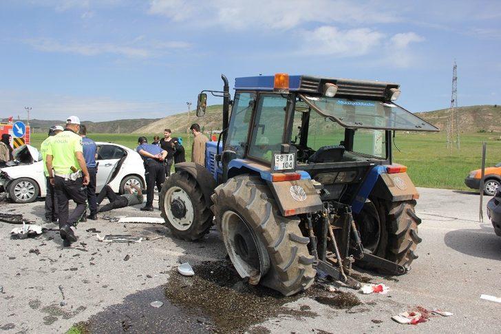 Otomobil ile traktör çarpıştı: 5 yaralı G2