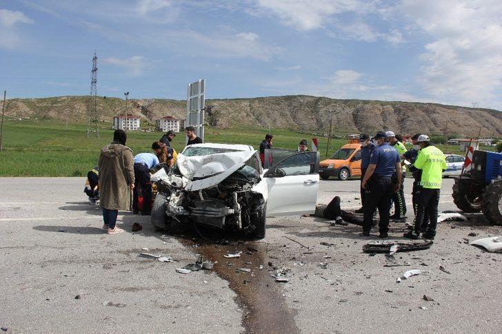 Otomobil ile traktör çarpıştı: 5 yaralı G3