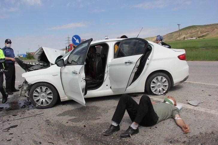 Otomobil ile traktör çarpıştı: 5 yaralı G4