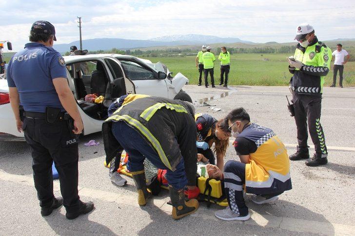 Otomobil ile traktör çarpıştı: 5 yaralı G5