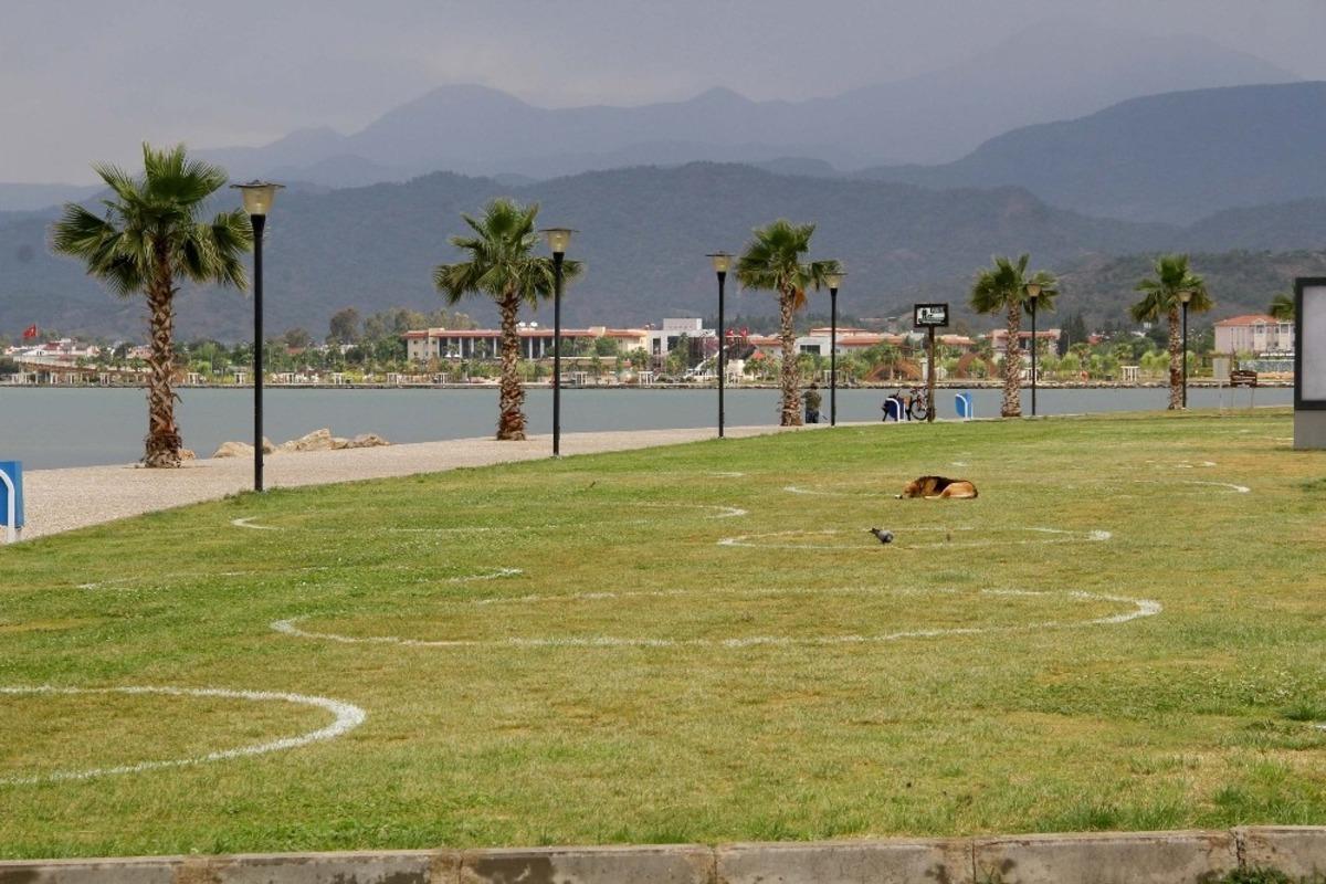 Fethiye&rsquo;de sahil bandında &ccedil;emberli sosyal mesafe d&ouml;nemi