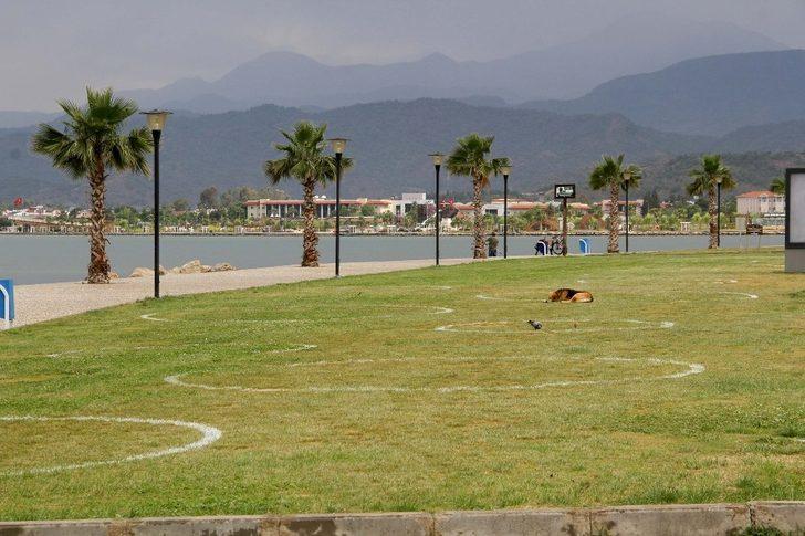 Fethiye’de sahil bandında çemberli sosyal mesafe dönemi G1