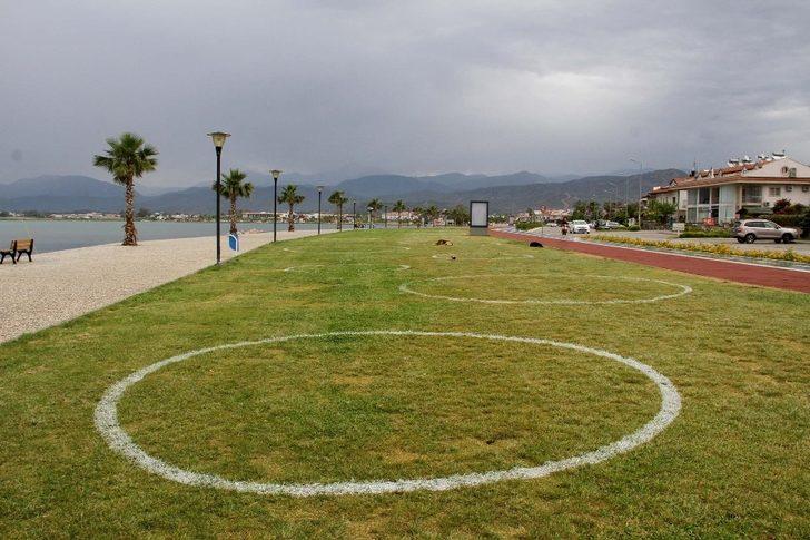 Fethiye’de sahil bandında çemberli sosyal mesafe dönemi G2