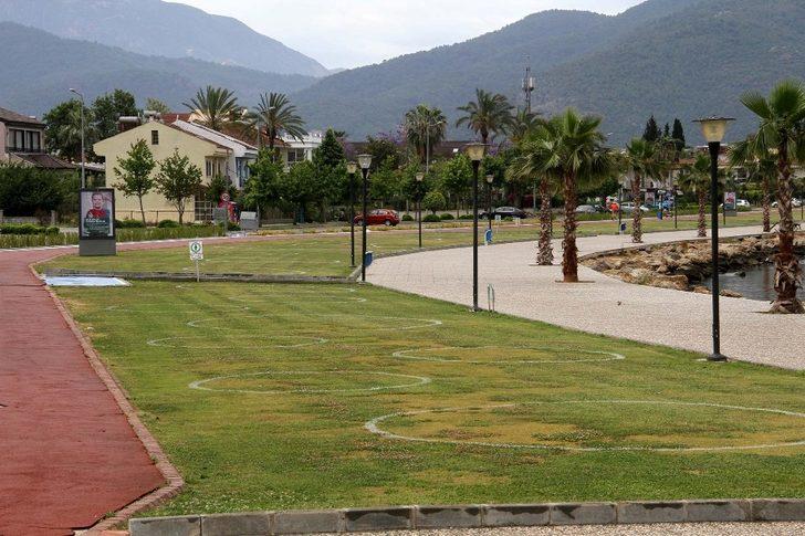 Fethiye’de sahil bandında çemberli sosyal mesafe dönemi G3