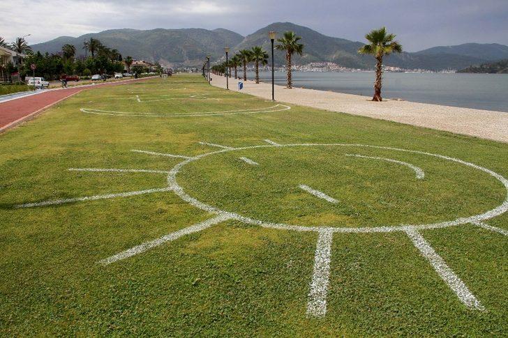 Fethiye’de sahil bandında çemberli sosyal mesafe dönemi G4