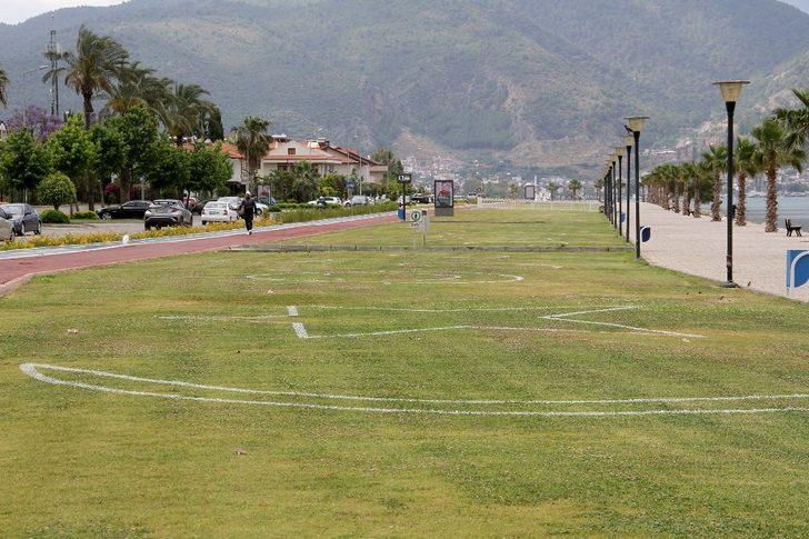 Fethiye’de sahil bandında çemberli sosyal mesafe dönemi G5