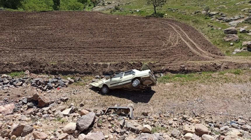 Otomobil uçuruma yuvarlandı:3 yaralı