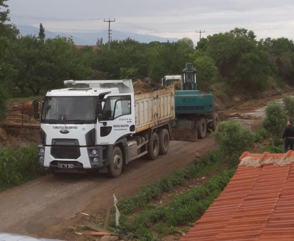Turgutlu&rsquo;da sulama kanalları temizleniyor