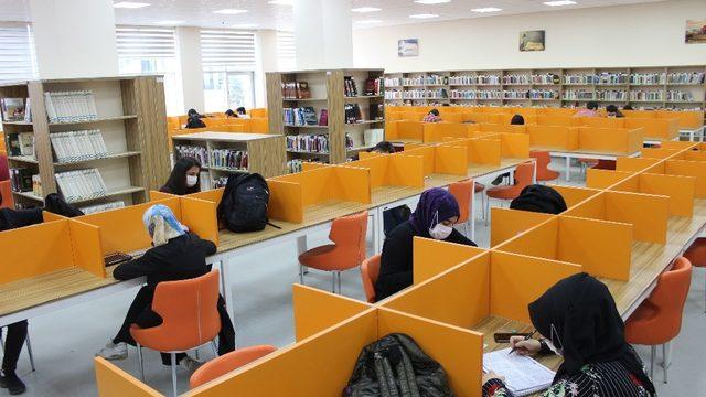 Kitaplar okuyucularıyla buluştu