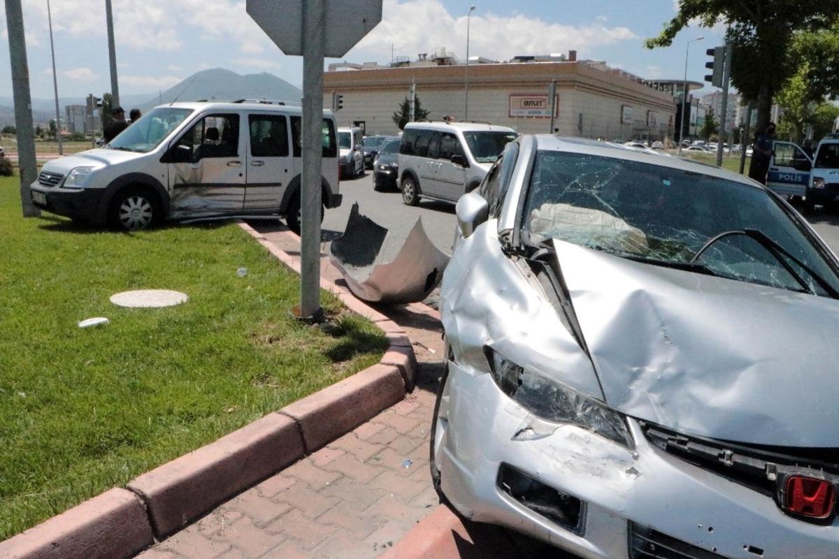 Kayseri&rsquo;de 3 otomobil kazaya karıştı: 4 yaralı