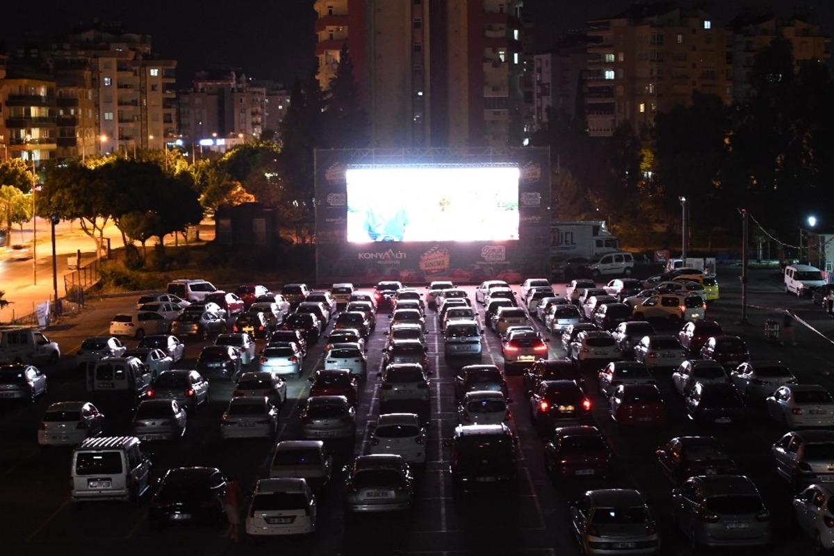 Konyaaltı&rsquo;nda &lsquo;arabada sinema&rsquo; keyfi devam ediyor