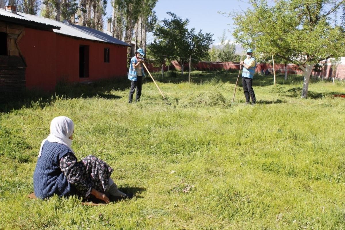 Vefa ekibi 80 yaşındaki kadının bah&ccedil;esindeki otları bi&ccedil;ti