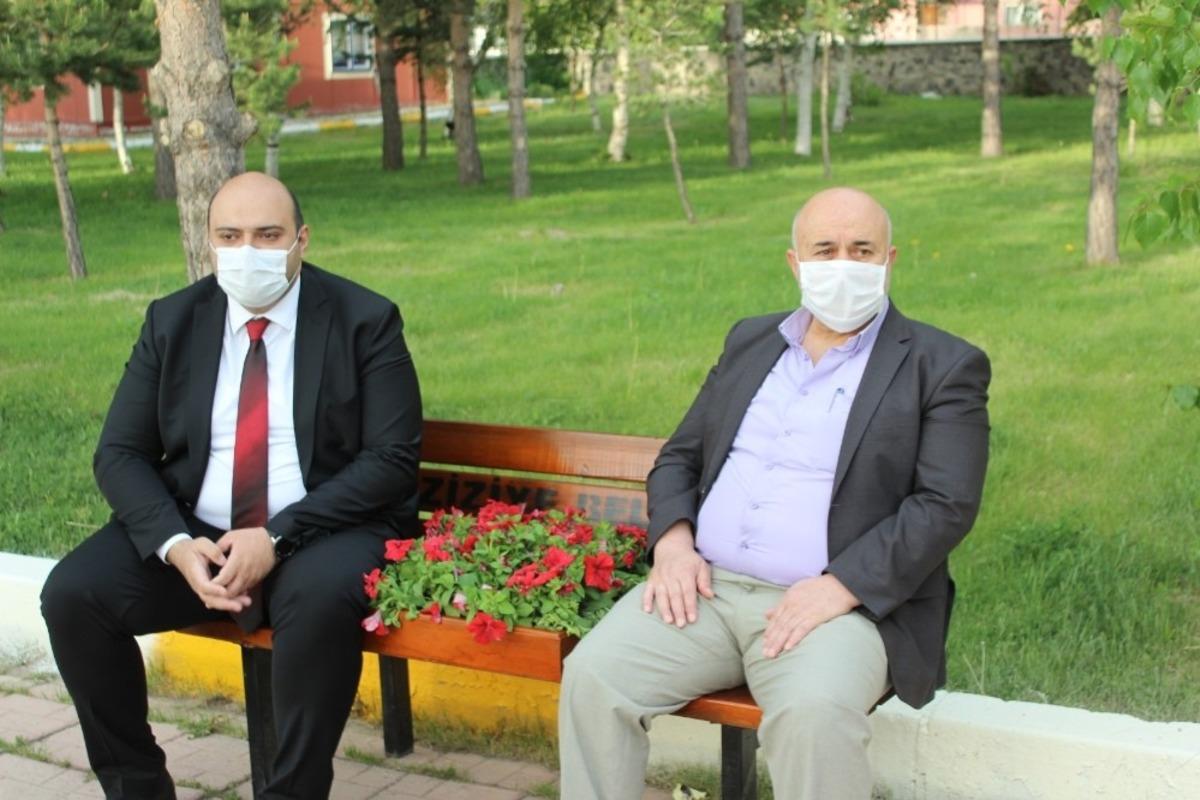 Oturma banklarına &ccedil;i&ccedil;ekli sosyal mesafe