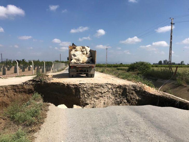 Patlayan su kanalı yolu göçürdü G1