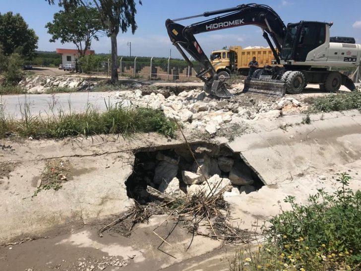 Patlayan su kanalı yolu göçürdü G2