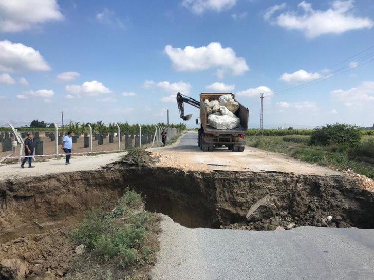 Patlayan su kanalı yolu göçürdü G3