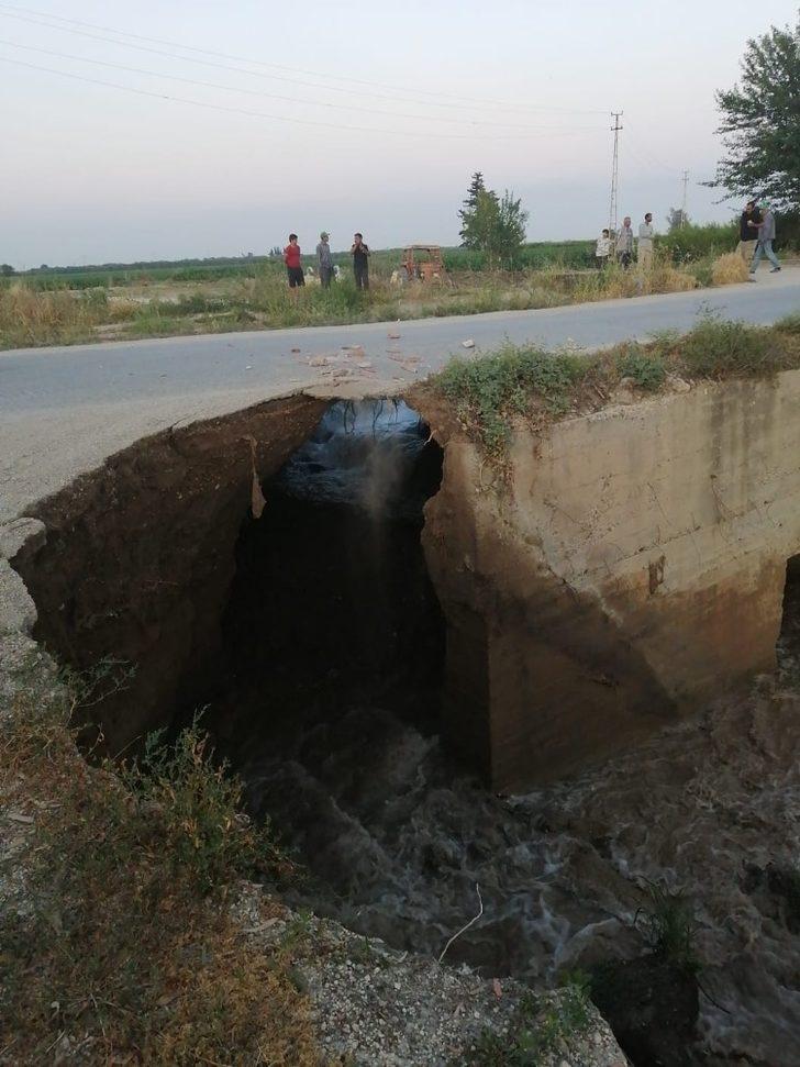 Patlayan su kanalı yolu göçürdü G4