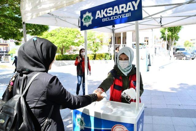 Aksaray Belediyesi maske dağıtımını sürdürüyor