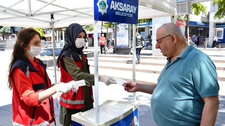 Aksaray Belediyesi maske dağıtımını sürdürüyor