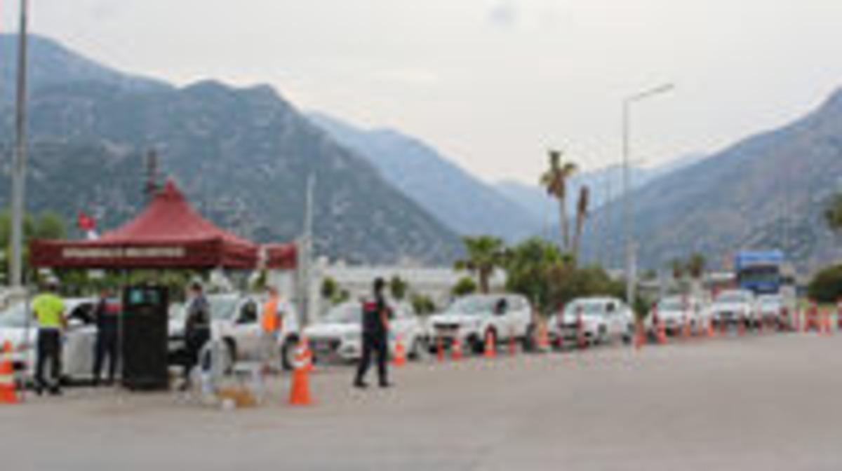 Seyahat kısıtlaması kaldırıldı! Antalya girişinde yoğunluk oluştu