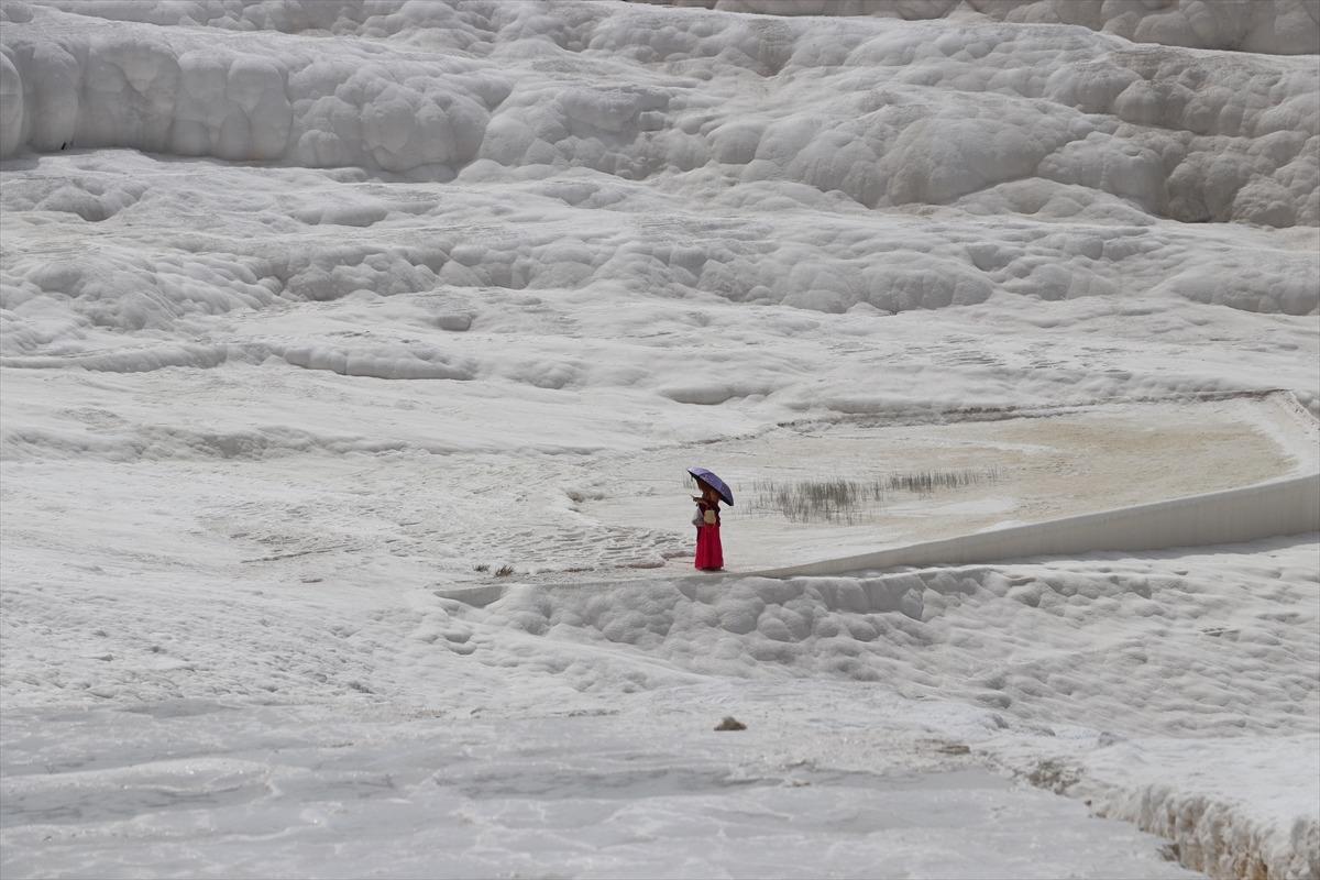Kovid-19 s&uuml;recinde kapanan Pamukkale yeniden misafirlerini ağırlıyor