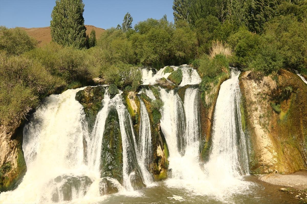 Muradiye Şelalesi ziyaret&ccedil;ilerini bekliyor