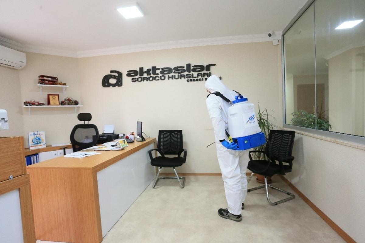 Sultangazi&rsquo;de s&uuml;r&uuml;c&uuml; kursları ve ara&ccedil;ları dezenfekte edildi