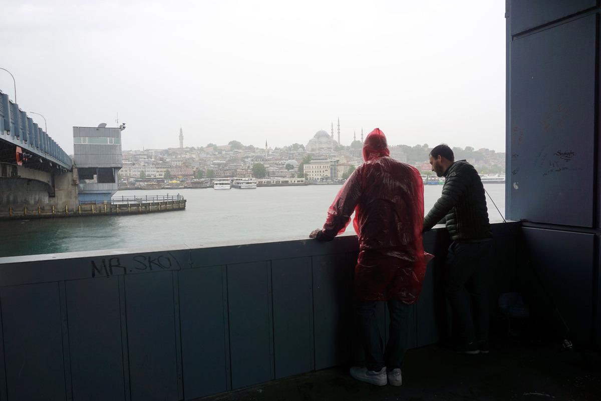 Galata K&ouml;pr&uuml;s&uuml;'nde yağmura aldırmadan balık tutmaya devam ettiler