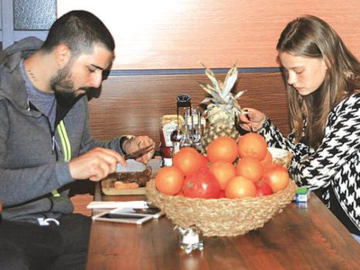 İdo Tatlıses klibinde rol alan güzelle yemekte G1