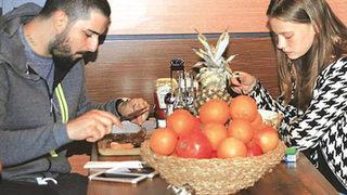 İdo Tatlıses klibinde rol alan güzelle yemekte