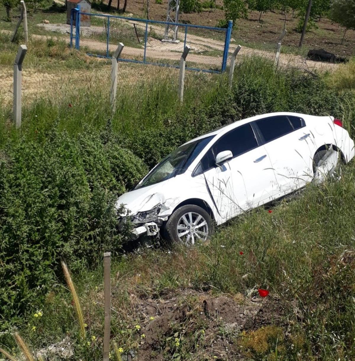 Otomobil ile kamyonet &ccedil;arpıştı: 2 yaralı