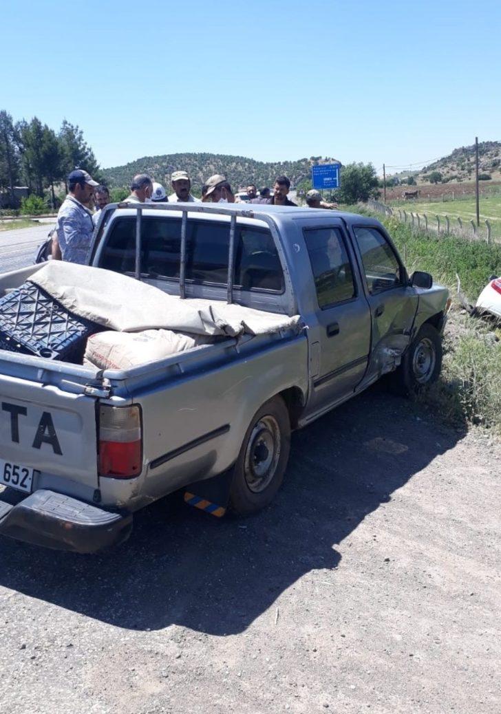 Otomobil ile kamyonet çarpıştı: 2 yaralı G2