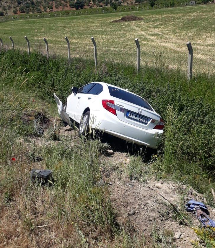 Otomobil ile kamyonet çarpıştı: 2 yaralı G3