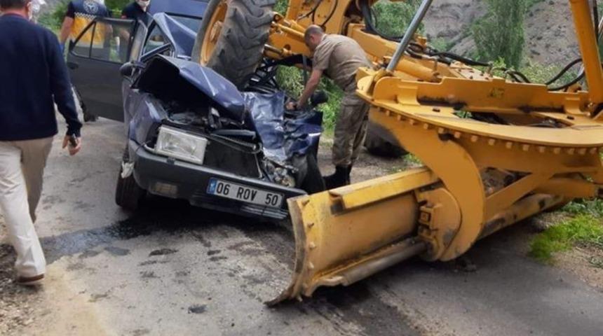 İş makinesiyle otomobil &ccedil;arpıştı: 1 &ouml;l&uuml;