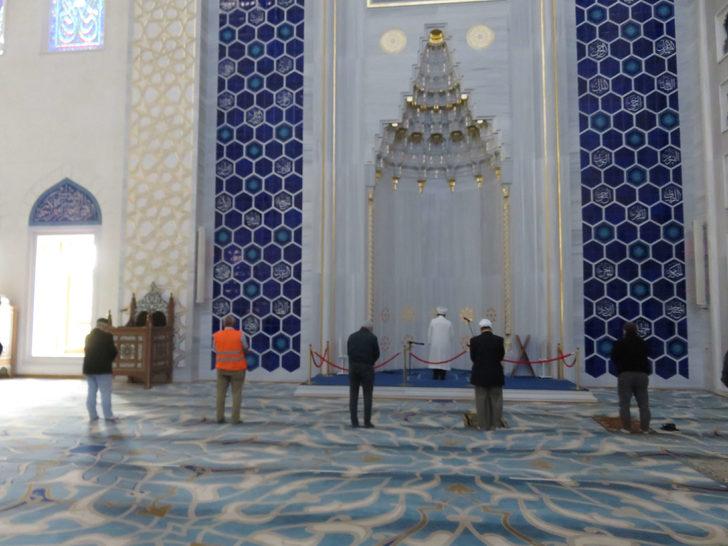 Normalleşme sürecinin ilk öğle namazı böyle kılındı G1