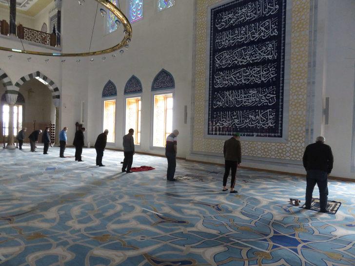 Normalleşme sürecinin ilk öğle namazı böyle kılındı G2