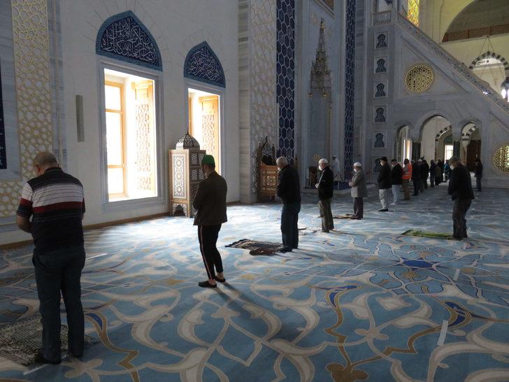 Normalleşme sürecinin ilk öğle namazı böyle kılındı G3